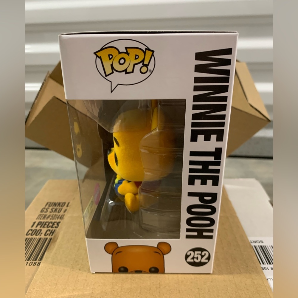 Vaulted 2017 Hot Topic Exclusive Flocked Winnie The Pooh Funko Pop New in box - Picture 3 of 8